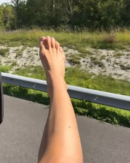 Lola Weippert feet photo thumbnail