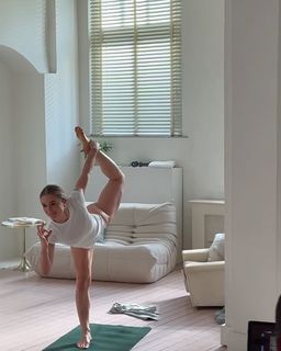 Lola Weippert feet photo thumbnail
