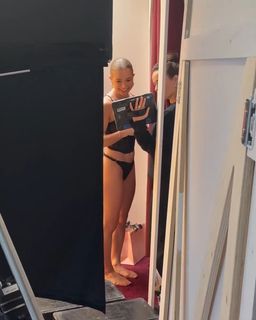 Lola Weippert feet photo thumbnail