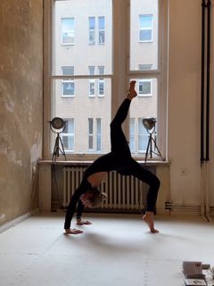 Lola Weippert feet photo thumbnail