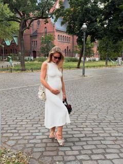 Lola Weippert feet photo thumbnail