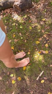 Lola Weippert feet photo thumbnail