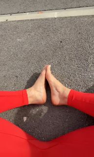 Lola Weippert feet photo thumbnail