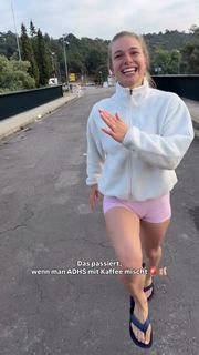 Lola Weippert feet photo thumbnail