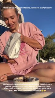 Lola Weippert feet photo thumbnail