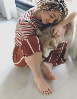 Lola Índigo feet photo thumbnail