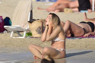 Lola Índigo feet photo thumbnail