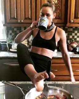 Lolo Jones feet photo thumbnail