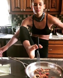 Lolo Jones feet photo thumbnail