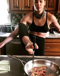 Lolo Jones feet photo thumbnail
