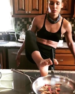 Lolo Jones feet photo thumbnail