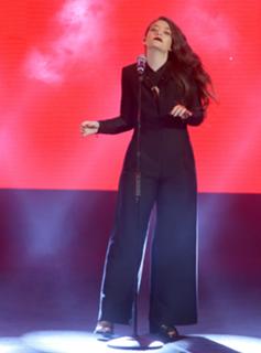 Lorde feet photo thumbnail