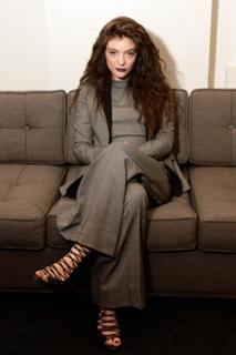 Lorde feet photo thumbnail
