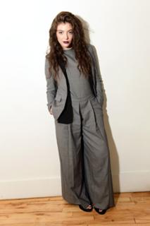 Lorde feet photo thumbnail