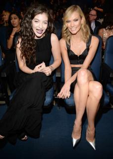 Lorde feet photo thumbnail