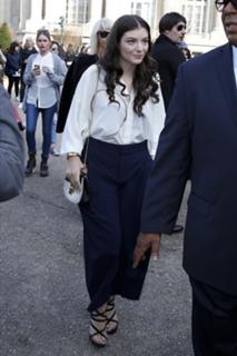 Lorde feet photo thumbnail