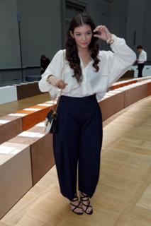 Lorde feet photo thumbnail