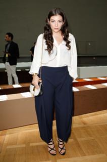 Lorde feet photo thumbnail