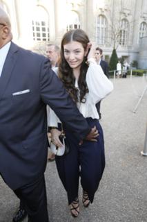 Lorde feet photo thumbnail
