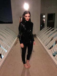 Lorde feet photo thumbnail