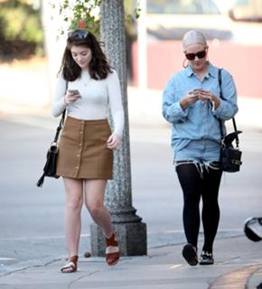 Lorde feet photo thumbnail