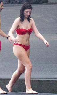 Lorde feet photo thumbnail