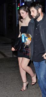 Lorde feet photo thumbnail
