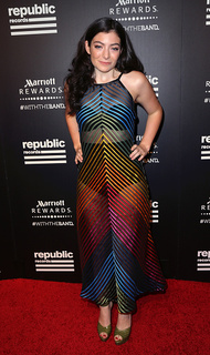 Lorde feet photo thumbnail