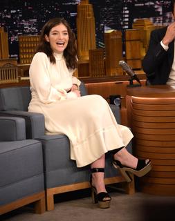 Lorde feet photo thumbnail
