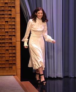 Lorde feet photo thumbnail