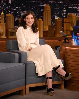 Lorde feet photo thumbnail