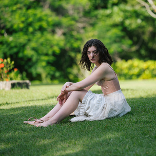 Lorde feet photo thumbnail
