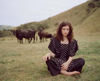 Lorde feet photo thumbnail