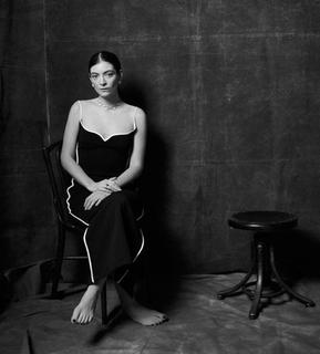 Lorde feet photo thumbnail