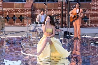 Lorde feet photo thumbnail