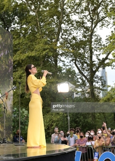 Lorde feet photo thumbnail