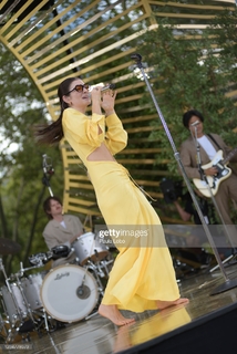 Lorde feet photo thumbnail