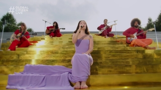 Lorde feet photo thumbnail