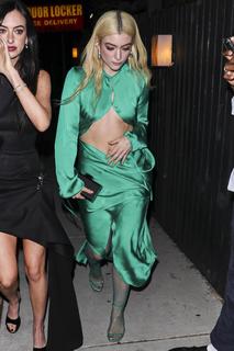 Lorde feet photo thumbnail