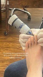 Lorde feet photo thumbnail