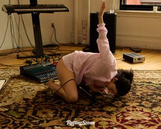 Lorde feet photo thumbnail