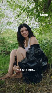 Lorde feet photo thumbnail