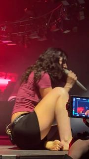 Lorde feet photo thumbnail