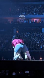 Lorde feet photo thumbnail