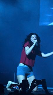 Lorde feet photo thumbnail