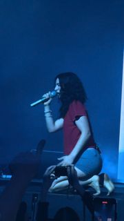 Lorde feet photo thumbnail