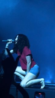 Lorde feet photo thumbnail