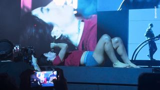 Lorde feet photo thumbnail