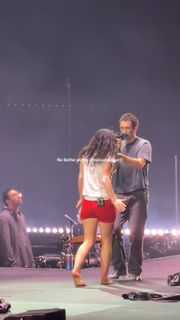 Lorde feet photo thumbnail