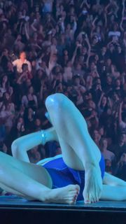 Lorde feet photo thumbnail